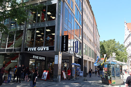 Der neueste FIVE GUYS eröffnete am 12.07.2021 in der Neuhauser Straße (©Foto: Martin Schmitz)